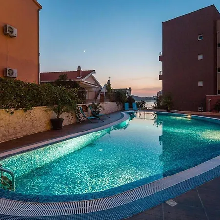 Luxury Okrug Gornji With Sea View And Pool Διαμέρισμα Τρογκίρ