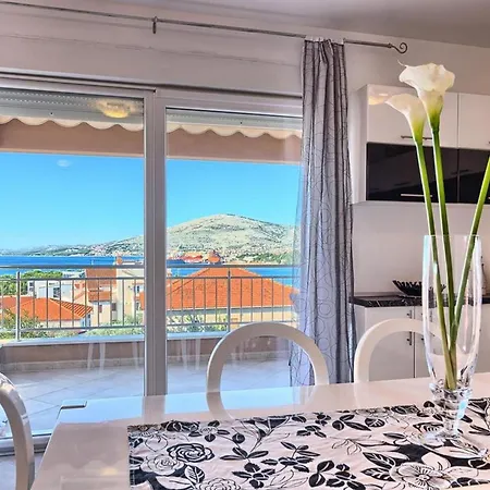 Luxury Okrug Gornji With Sea View And Pool 特罗吉尔