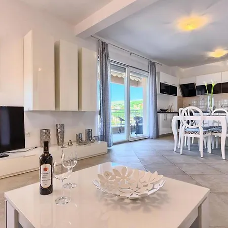 Luxury Okrug Gornji With Sea View And Pool شقة